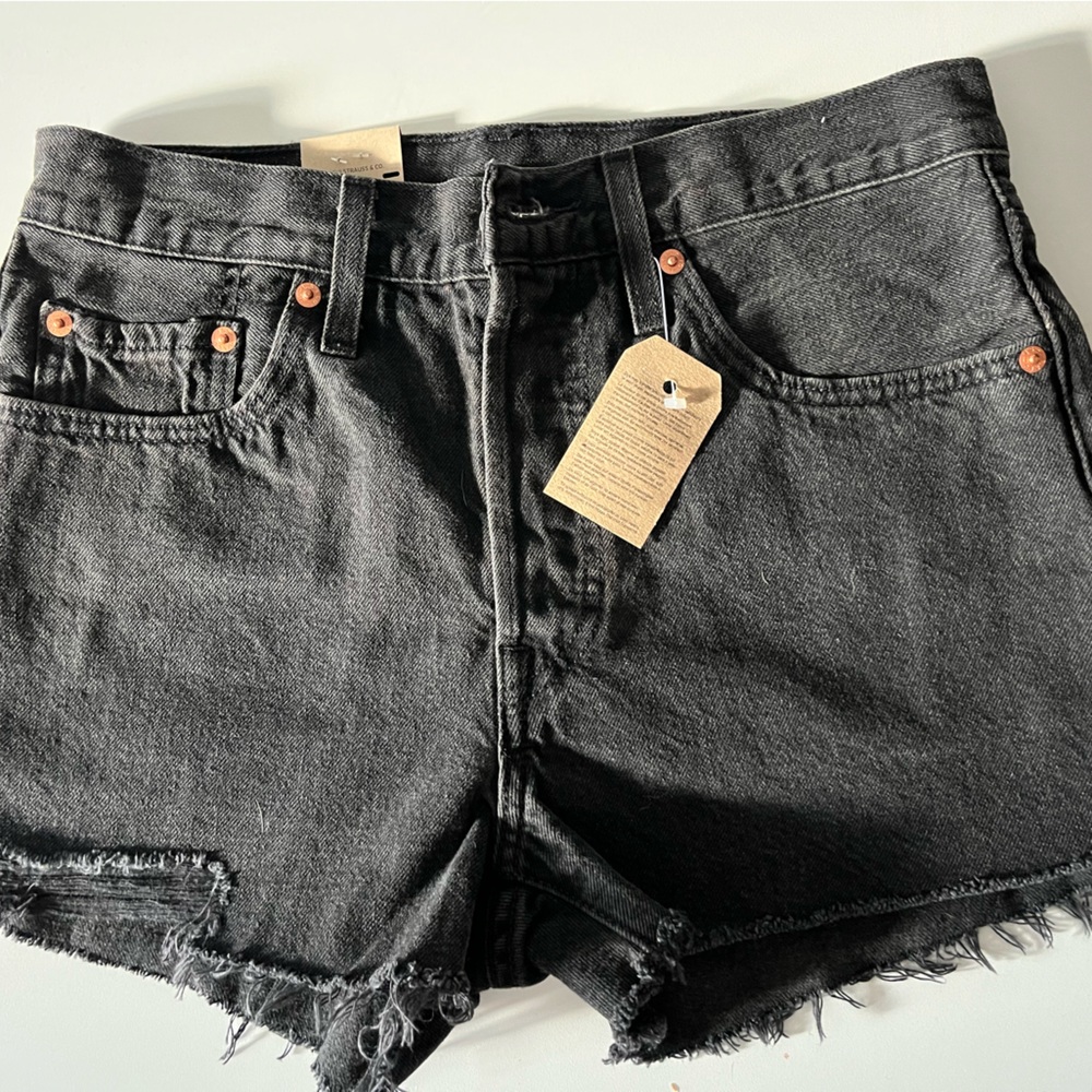 Womens Levi shorts size 27 (4) NEW